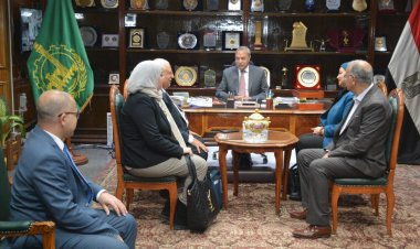 محافظ القليوبية يستقبل أعضاء البنك الزراعي لتقديم تبرع بمبلغ 250 ألف جنيه