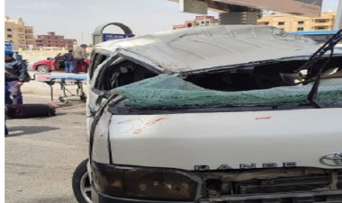 بالصور.. مصرع مسن وإصابة 6 آخرين في انقلاب سيارة ميكروباص بطريق أكتوبر