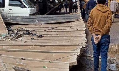 بسبب الرياح الشديدة.. تحطم عدد من السيارات في انهيار موقف سيارات بدكرنس