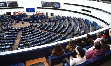 برلماني أوروبي يدين قرار بريطانيا إمداد أوكرانيا بقذائف اليورانيوم المنضب