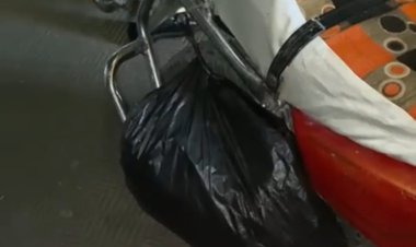 سيدة وضعته وفرت هاربة.. تفاصيل العثور على رضيع معلق في موتوسيكل بقنا