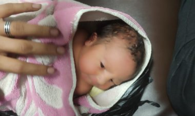 عمره يوم واحد.. ننشر أول صور لرضيع عثر عليه داخل كيس أسود ومعلق بموتوسيكل في قنا