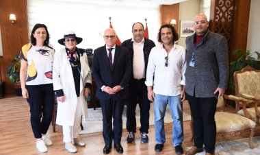 بعد 40 عاماً.. محافظ بورسعيد يستقبل أسرة بلغارية خلال زيارتها للمحافظة