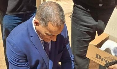 «اشترى حذاء وساعده على ارتدائه».. لفتة إنسانية من وكيل تعليم أسيوط مع تلميذ (صور) 