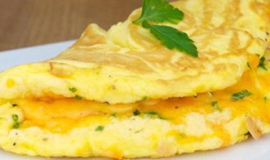 بهذه المكونات.. حضري أومليت البيض بالجبن الرومي في سحور سادس أيام رمضان