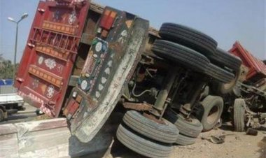 انقلاب سيارة نقل محملة بالقمح أعلى الطريق الدائري بالجيزة