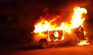 حريق يلتهم سيارة ميكروباص بمنطقة النهضة 