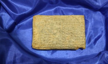 بغداد تتسلم 9 قطع أثرية من واشنطن تعود للحضارتين البابلية ووادي الرافدين.. صور