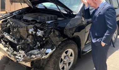 السفير الأمريكي لدى السودان ينشر صورة سيارته بعد تعرضه لحادث سير