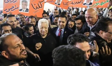 المئات يستقبلون مرتضى منصور بمقر نادي الزمالك 