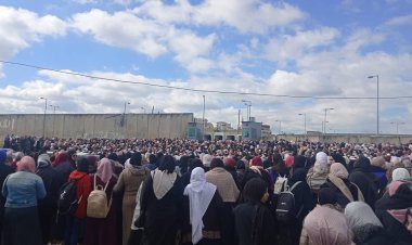 طوابير من الفلسطينيين بانتظار الدخول إلى القدس.. والسلطات الإسرائيلية تغلق الضفة والمعابر مع غزة