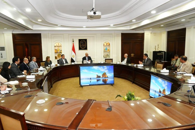 وزير الإسكان يستعرض التصميمات الداخلية للفنادق والنزل البيئى بمشروع تطوير «سانت كاترين»