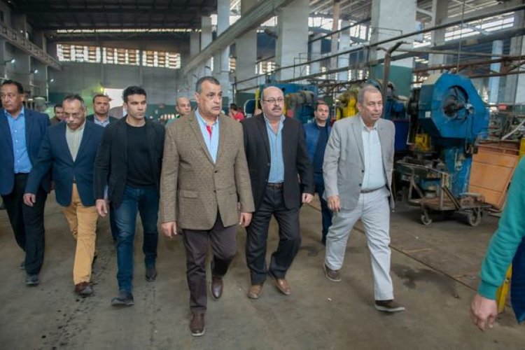 وزير الإنتاج الحربي يفاجئ عمال مصنع بزيارة مفاجئة