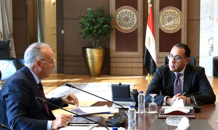 رئيس الوزراء يتابع مع وزير الرى نتائج زيارته لعدد من دول حوض النيل