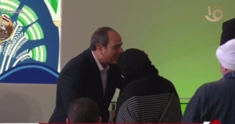 الرئيس السيسي يقبل رأس والدة شهيد.. ويؤكد: «اتشرفت بيكي»