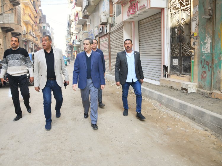 محافظ الغربية يتفقد مشروعات الرصف بكفر الزيات وطنطا