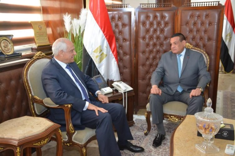 وزير التنمية المحلية يتابع مع محافظ الجيزة مشروعات حياة كريمة والخطة الاستثمارية
