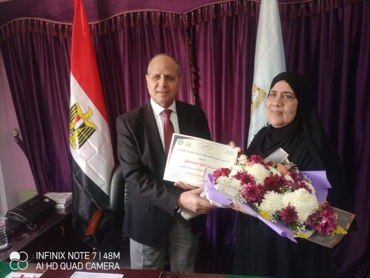 داخل ممر شرفي.. وكيل تعليم كفر الشيخ يستقبل الأم المثالية الأولى بالورود