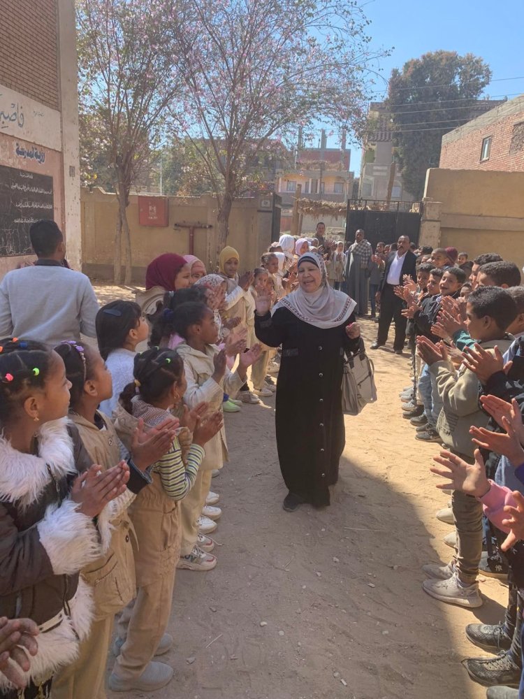 «كانت أم».. ممر شرفي من تلاميذ مدرسة لمعلمة بلغت سن المعاش بقنا | صور