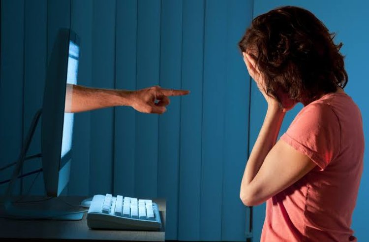 القبض على سيدتين لابتزازهما شابا في سفاجا