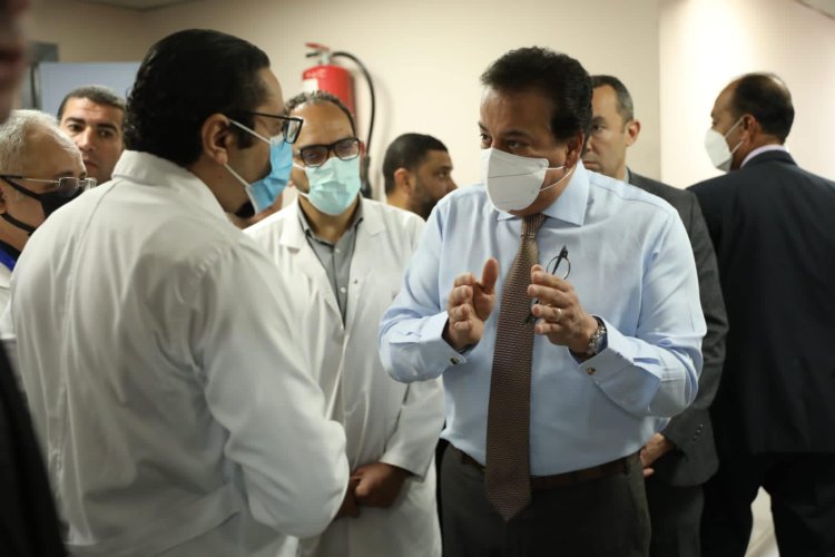 وزير الصحة يوجه بمد ساعات العمل بعيادات المعهد القومي للقلب لـ8 مساء على فترتين