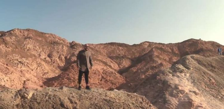 انتقادات واسعة لمحمود العسيلي بسبب غنائه على جبل موسى