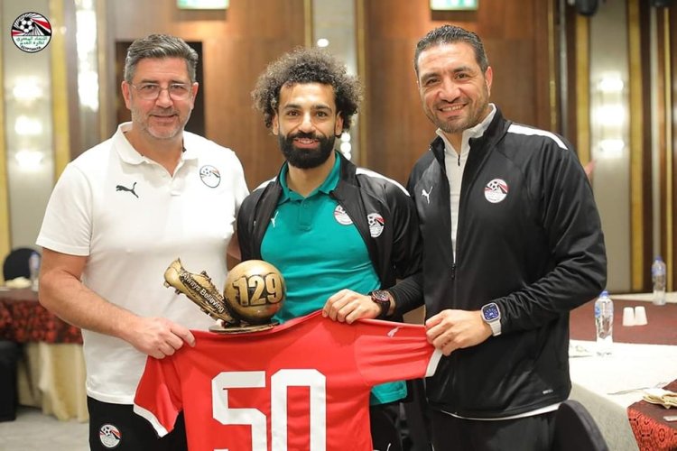 منتخب مصر يحتفل بإنجاز صلاح التاريخي مع ليفربول والفراعنة | صور