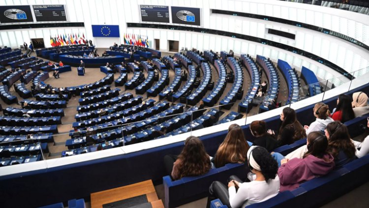 برلماني أوروبي يدين قرار بريطانيا إمداد أوكرانيا بقذائف اليورانيوم المنضب