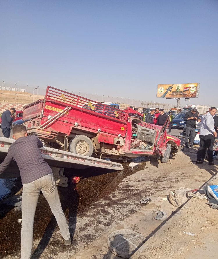 مصرع 4 عمال وإصابة 11 آخرين إثر انقلاب سيارة ربع نقل بالطريق الصحراوي 