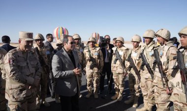بالصور.. الرئيس السيسي يتفقد الارتكازات الأمنية بشرق القناة