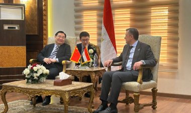 وزير السياحة والآثار يستقبل نظيره الصيني والوفد المرافق له بمطار القاهرة الدولي