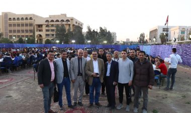 نائب رئيس جامعة الأزهر يتناول الإفطار وسط الطلاب على المائدة الرمضانية