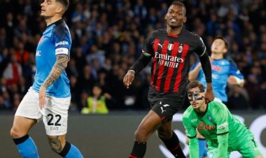 ميلان يسحق نابولي برباعية في الدوري الإيطالي