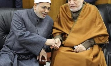 رئيس جامعة الأزهر يهنئ الدكتور أحمد عمر هاشم بمناسبة اختياره شخصية العام الإسلامية