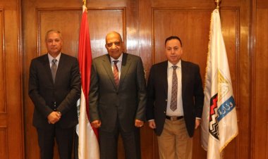 وزير قطاع الأعمال يشهد توقيع اتفاق تسوية بين «النيل لحليج الأقطان والقابضة للتشييد والتعمير»