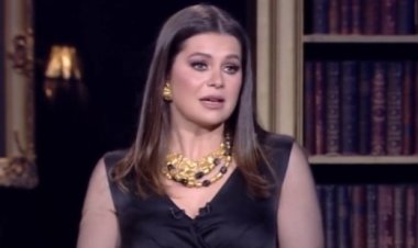 يسرا اللوزي لوالدها الراحل: أنا ماستهلش أكون بنتك