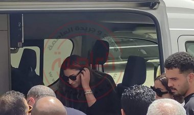 «بالحزن والدموع».. دينا الشربيني تودع والدها إلى مثواه الأخير (صور)