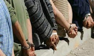 8 عاطلين يدفنون جثة صديقهم بعد مقتله بالرصاص في البساتين 