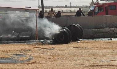 حريق هائل يلتهم سيارة نقل عقب انقلابها في البحيرة.. صور