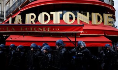 المحتجون الفرنسيون يحرقون المطعم المفضل لـ ماكرون La Rotonde