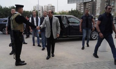 الرئيس السيسي يفاجئ قسم شرطة مدينة نصر أول بالزيارة وقت آذان المغرب (صور)