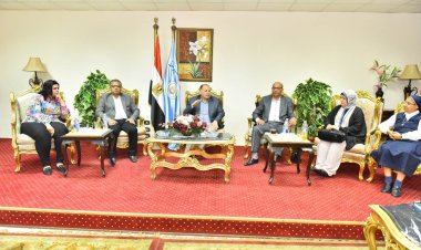 محافظ أسيوط يكرم بعض المتميزين بجامعة أسيوط والتربية والتعليم