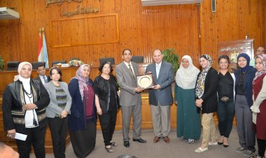 محافظ أسيوط يكرم رئيس الإدارة المركزية لفرع هيئة الاستثمار بالمحافظة لبلوغه السن القانونية للمعاش