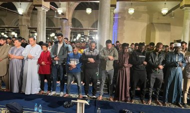 في «الوترية الأولى» من العشر الأواخر.. آلاف المصلين يؤدون التراويح بــ  الجامع الأزهر