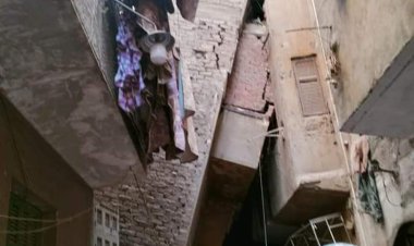 بدء إزالة عقار مائل بشارع عشرة بمنطقة حدائق القبة