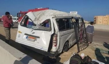 كانوا راجعين لأسرهم.. إصابة 12 شابًا إثر انقلاب ميكروباص على صحراوي قنا (أسماء)