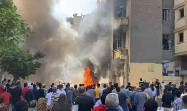 حريق هائل يلتهم مخزن و7 سيارات بمنطقة شبرا.. صور