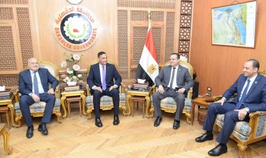 محافظ الدقهلية والقيادات الأمنية يقدمون التهنئة للأخوة الأقباط بمناسبة عيد القيامة المجيد بالكنائس