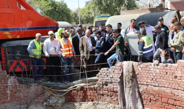 محافظ القاهرة يتفقد أعمال إنقاذ عمال الصرف بحلوان وانتشار 5 جثث.. صور