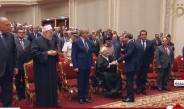 الرئيس السيسي يصافح الدكتور أحمد عمر هاشم بإحتفالية ليلة القدر